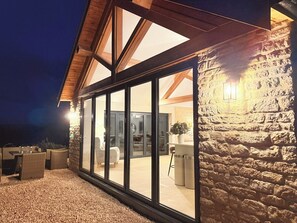 Terrace/patio - Cotswold Barn | 360° Views | Peaceful Escape (Tredington)