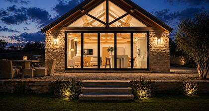 Large Cotswold Stone Barn ideal for Family Getaways