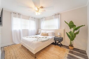 4 bedrooms, iron/ironing board, Internet, bed sheets