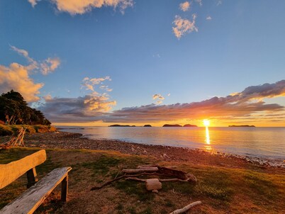 Self-Contained 2-bedroom Unit in stunning Amodeo Bay. Views to the Ocean