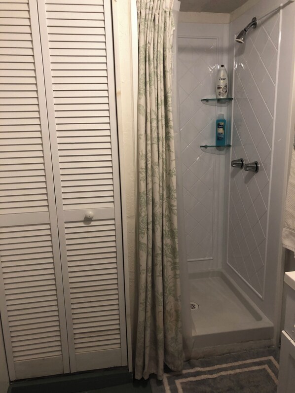 Een douche, een haardroger, handdoeken, zeep