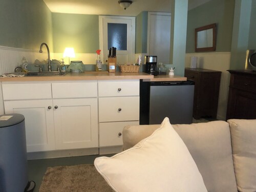 Jersey Street Gem: Charming 1 Bedroom 1Bathroom