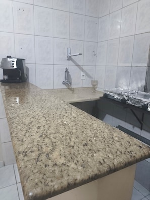 Fridge, oven, stovetop, coffee/tea maker