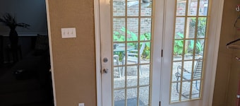 3-bedroom townhome in soothing Missouri City with AC.