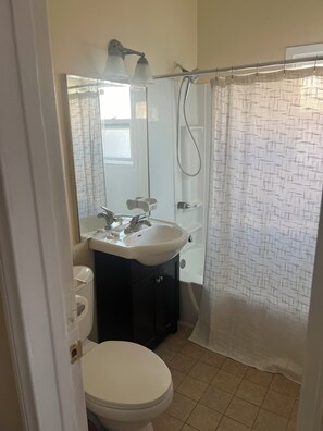 ヘアドライヤー、タオル、石鹸、トイレットペーパー
