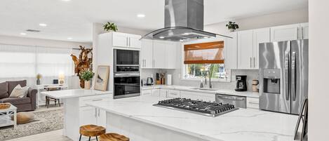 Refrigerador, microondas, horno y parrilla de estufa