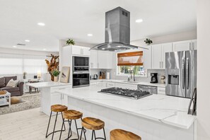 Réfrigérateur, four à micro-ondes, un four, surface de cuisson