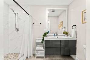 Dusche, Haartrockner, Handtücher