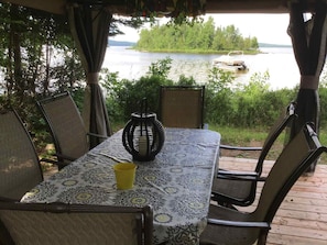 Outdoor dining - Le Héron - Bord de l`eau Nominingue (Nominingue)