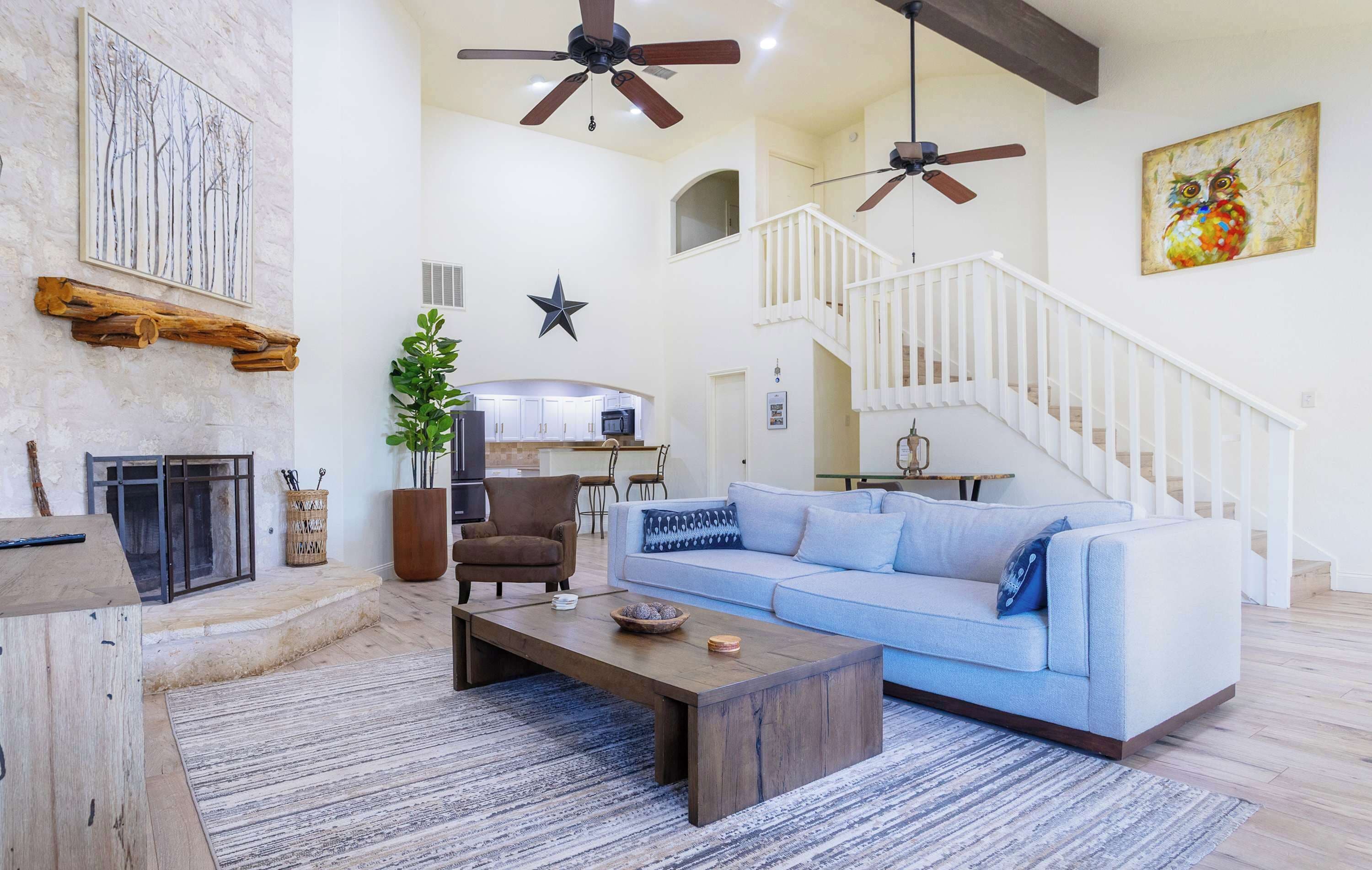 ハウス ベッド (複数台) パティオ ガーデンビュー (Hoots Hollar Haus) | リビング エリア | 65 インチの薄型テレビ (デジタル放送視聴可)、暖炉