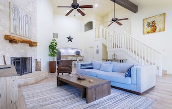 Hoots Hollar Haus For 6