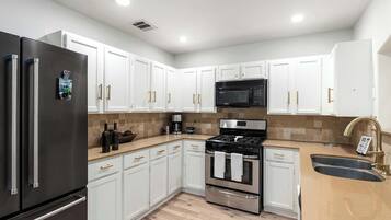 House, Multiple Beds, Patio, Garden View (Hoots Hollar Haus) | Private kitchen | Fridge, microwave, oven, stovetop