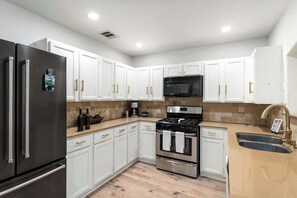 House, Multiple Beds, Patio, Garden View (Hoots Hollar Haus) | Private kitchen