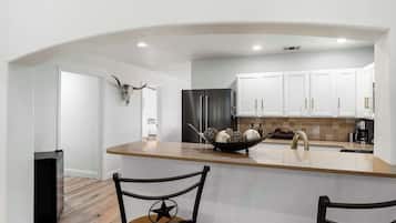 House, Multiple Beds, Patio, Garden View (Hoots Hollar Haus) | Interior