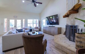 House, Multiple Beds, Patio, Garden View (Hoots Hollar Haus) | Living area