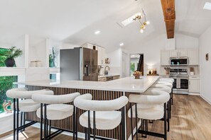 冰箱、微波炉、烤箱、炉灶