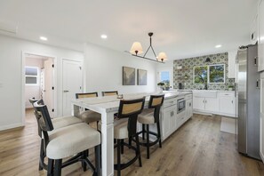 Microondas, horno, placa de cocina