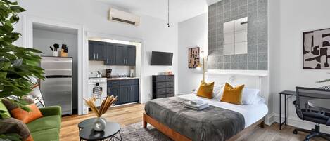 Escritorio, tabla de planchar con plancha, wifi y ropa de cama