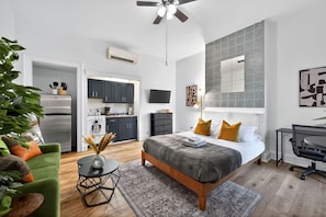 Desk, iron/ironing board, WiFi, bed sheets