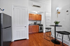 冷蔵庫、電子レンジ、オーブン、コンロ