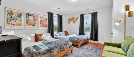 Een strijkplank/strijkijzer, wifi, beddengoed