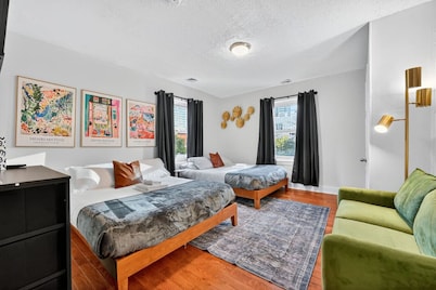 Large Studio | Center City | Sleeps 4 | Fast Wifi