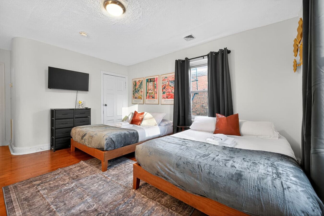 Tabla de planchar con plancha, wifi y ropa de cama 