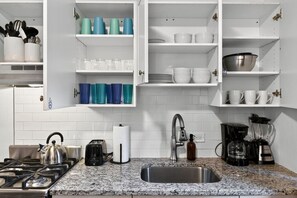 Réfrigérateur, micro-ondes, four, plaque de cuisson