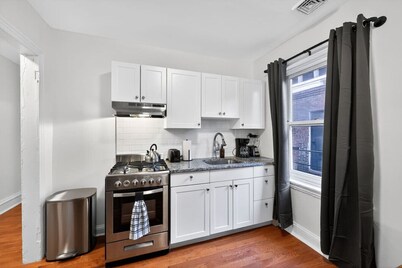 Large Studio | Center City | Sleeps 4 | Fast Wifi
