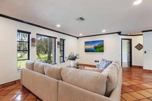 TV, fireplace - 2 Bedroom 2 bath (Sarasota)