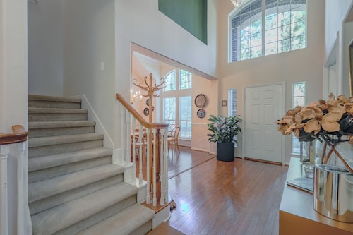 Spacious & Classic 5BR House for 11 w/Backyard + Covered Deck