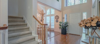 Spacious & Classic 5BR House for 11 w/Backyard + Covered Deck