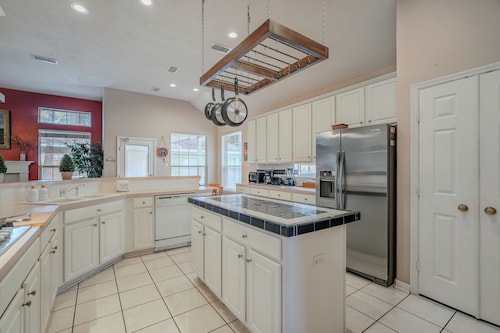 Spacious & Classic 5BR House for 11 w/Backyard + Covered Deck