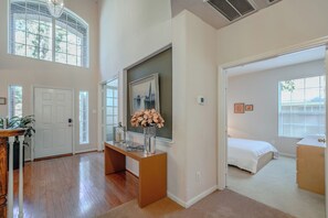 5 chambres, bureau, fer et planche à repasser, lit parapluie