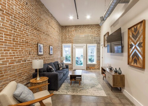 Upscale Modern Loft-The Strand District-Premium Location-Pets OK-Outdoor Space