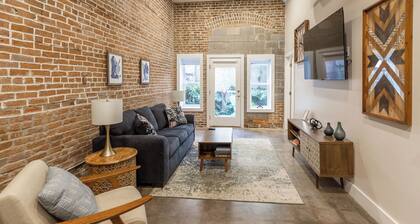 Upscale Modern Loft-The Strand District-Premium Location-Pets OK-Outdoor Space
