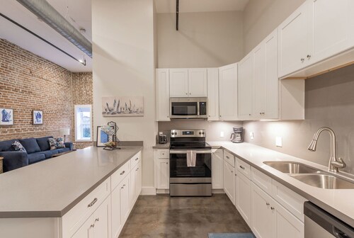 Upscale Modern Loft-The Strand District-Premium Location-Pets OK-Outdoor Space