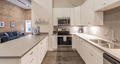 Upscale Modern Loft-The Strand District-Premium Location-Pets OK-Outdoor Space