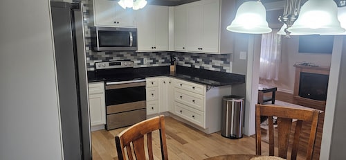 Charming Salem Getaway – Comfortable, Convenient, and Close to It All