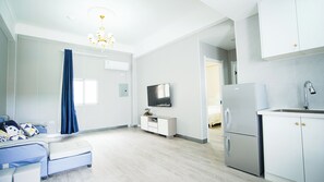 Suite familiar, vistas a la ciudad | Espacio para trabajar con un portátil y wifi gratis