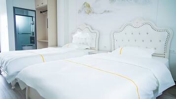 Habitació amb dos llits individuals superior, vistes a la ciutat | Espai de treball apte per a portàtils i wifi gratuïta