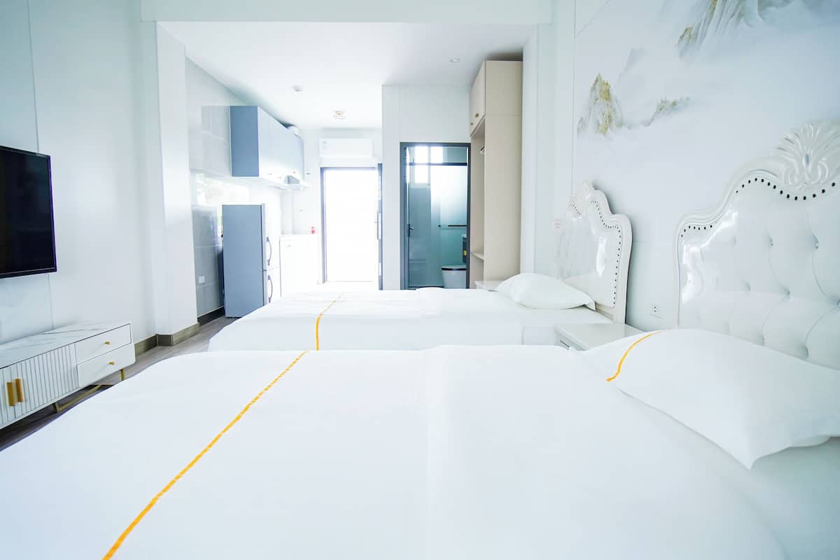 Habitación superior con 2 camas individuales, vistas a la ciudad | Espacio para trabajar con un portátil y wifi gratis