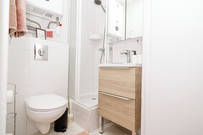 Hair dryer, towels, soap, toilet paper - L'Ecrin de Camille et Marie (Bobigny)