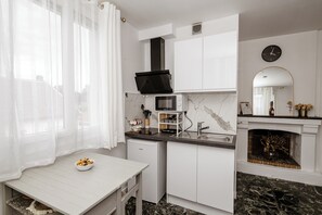 Microwave, stovetop - L'Ecrin de Camille et Marie (Bobigny)