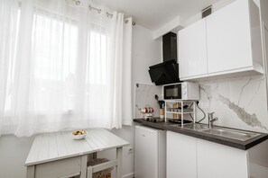 Microwave, stovetop - L'Ecrin de Camille et Marie (Bobigny)