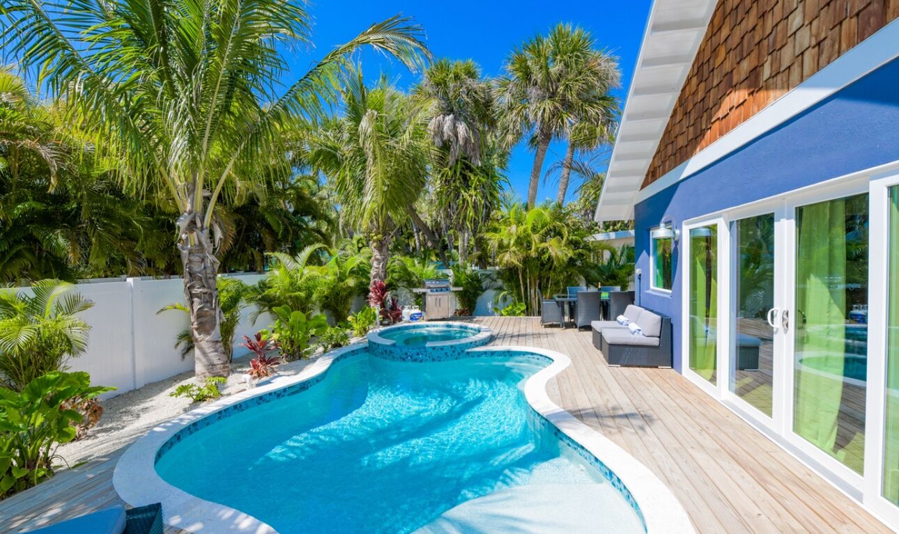 Utendørsbasseng og et oppvarmet basseng