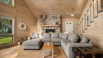 TV connectée, cheminée, chaîne hi-fi