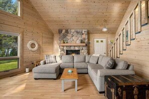 TV connectée, cheminée, chaîne hi-fi