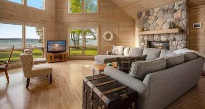 đ
Lake Leelanau A-Frame â Waterfront âą Sandy Bottom âą Dock âą Fireplace â 7550
