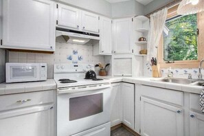 JÀÀkaappi, mikroaaltouuni, uuni, liesi